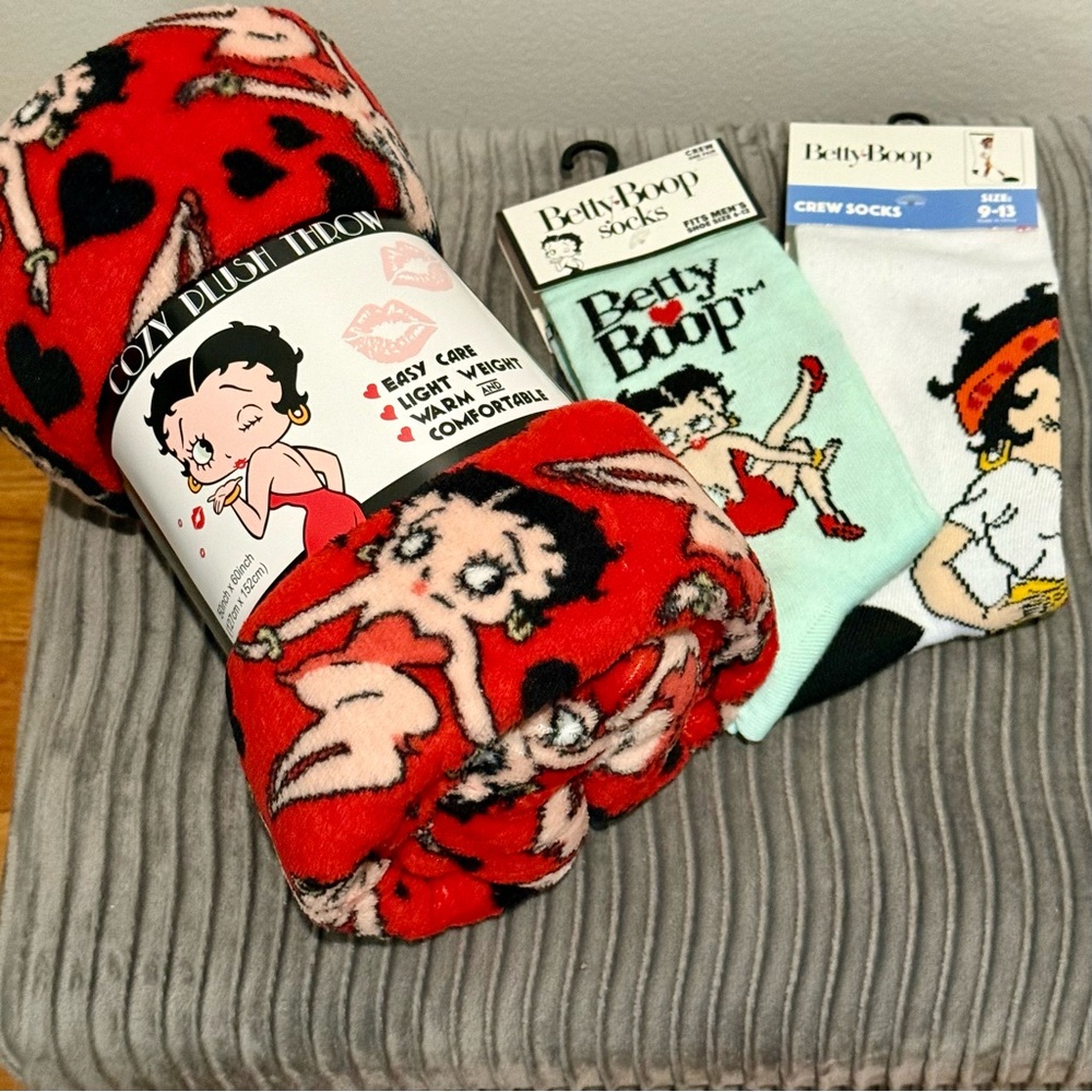 Betty Boop Red Travel throw & Crew Socks Set